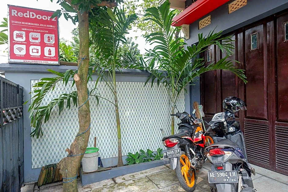 RedDoorz Syariah near Monumen Jogja Kembali
