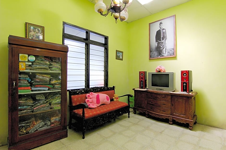 Batik Trinidar Homestay by ZUZU