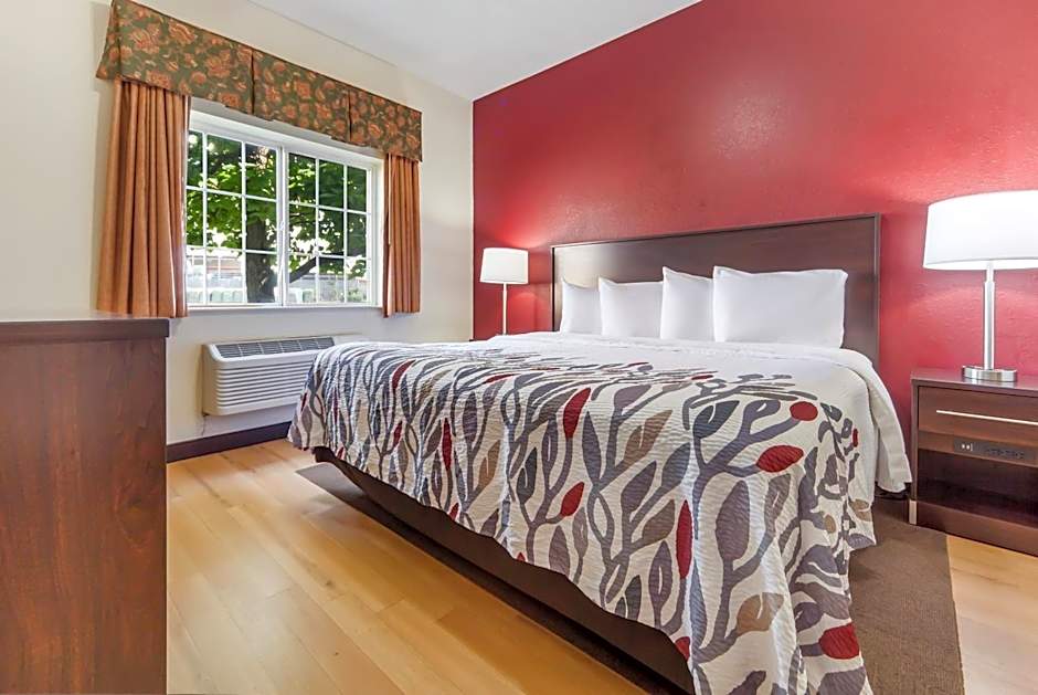 Red Roof Inn & Suites Omaha - Council Bluffs