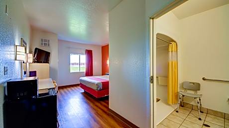 1 King Bed | Non-Smoking