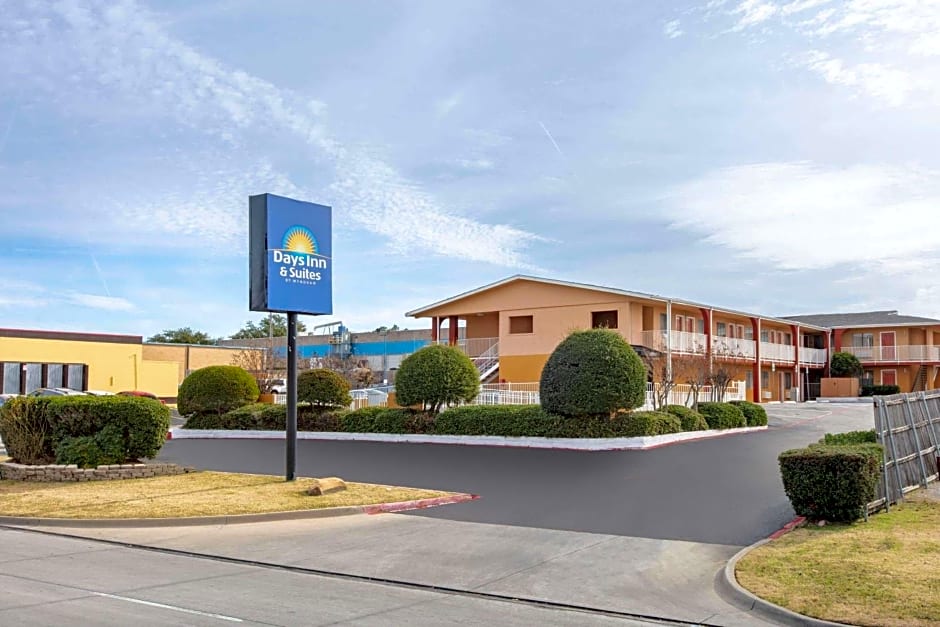 Days Inn & Suites by Wyndham Arlington Near Six Flags