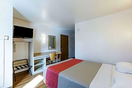 Queen Room - Disability Access - Non-Smoking