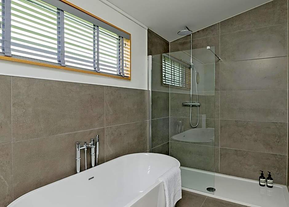 Cherry Bird Lodge Escape