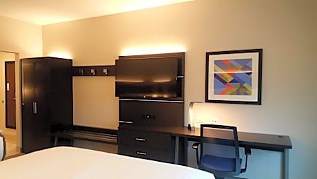 Standard King Room - Communications Accessible