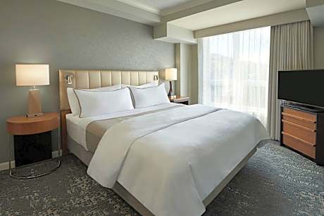 3 Bedroom Suite, Bedroom 1: 1 King, Bedroom 2: 1 King, Bedroom 3: 1 Queen, Sofa bed