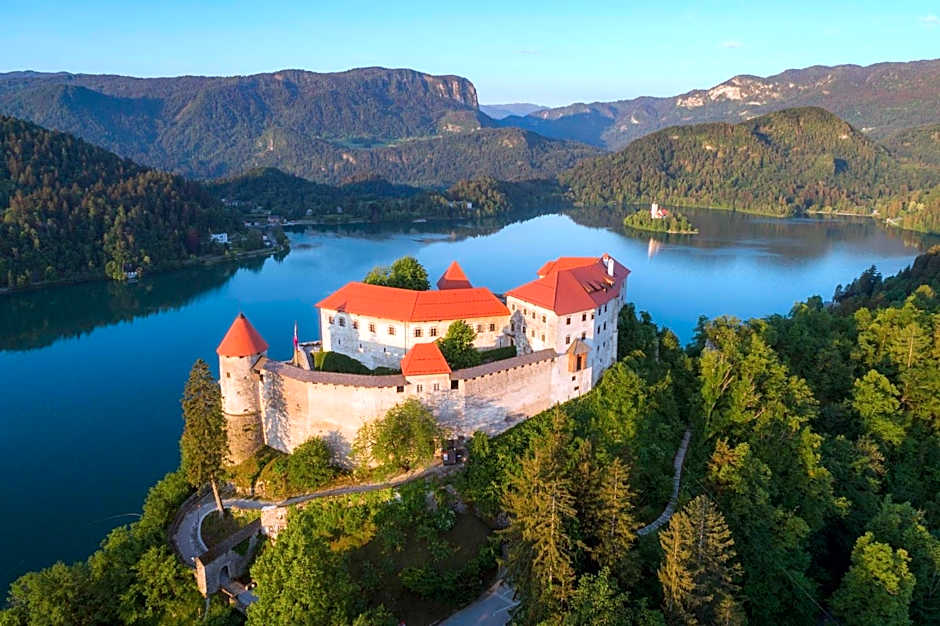 Fully equipped SIX BEDROOM HOUSE 15 kilometers from Lake Bled - with a terrace, garden, playground, and parking