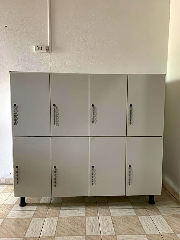 Fica, Vai ter Bolo Hostel