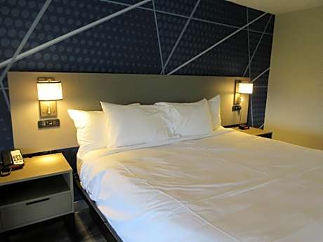 King Room with Roll-In Shower - Disability Access/Non Smoking