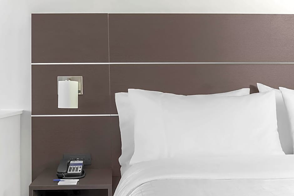 Holiday Inn Express & Suites Chicago O'Hare Airport by IHG