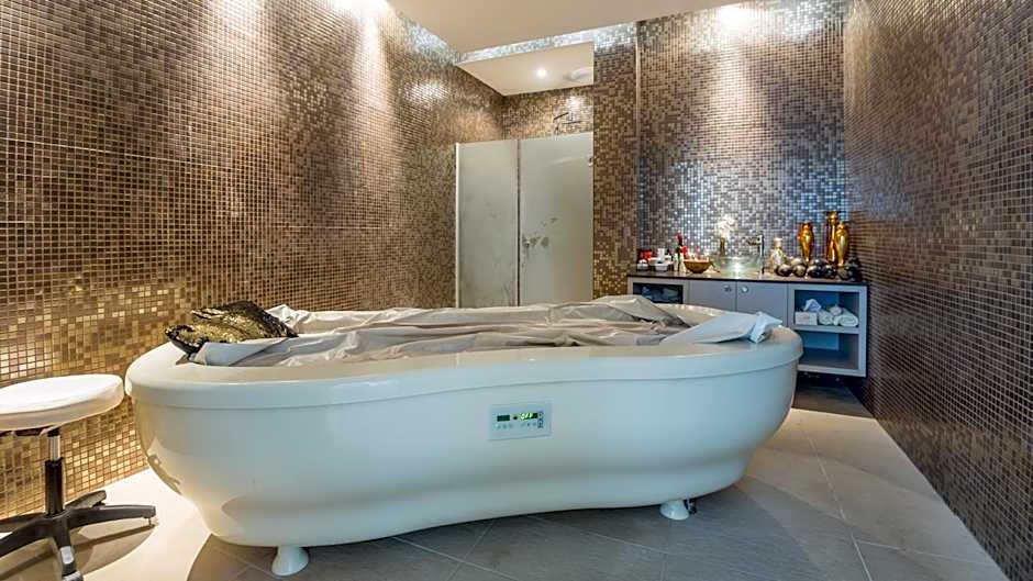 Vrissaki Beach Hotel