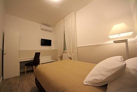 Double Room with French Bed and Private External Bathroom