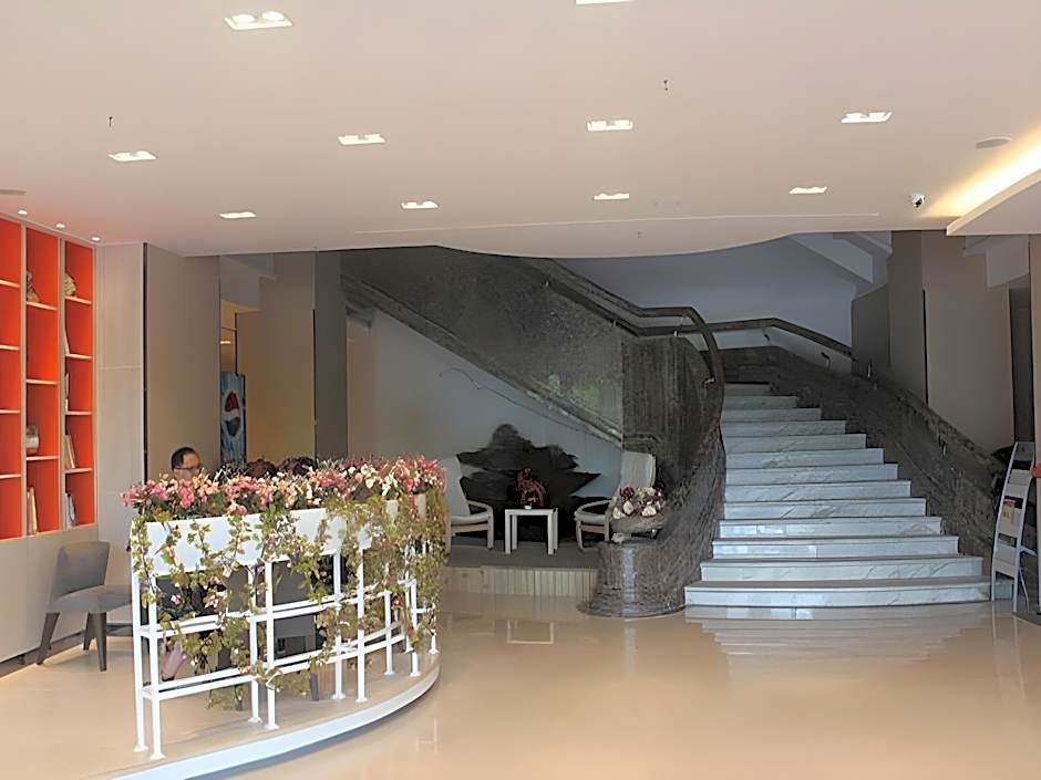 7 Days Premium Panjin Pedestrian Street Passenger Station