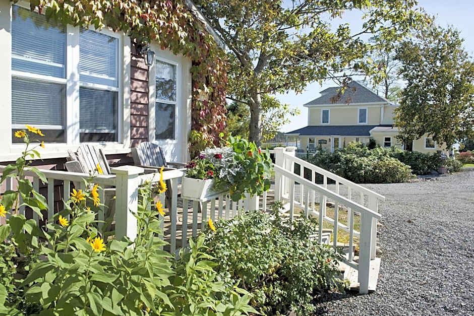 Bayview Pines Country Inn B&B
