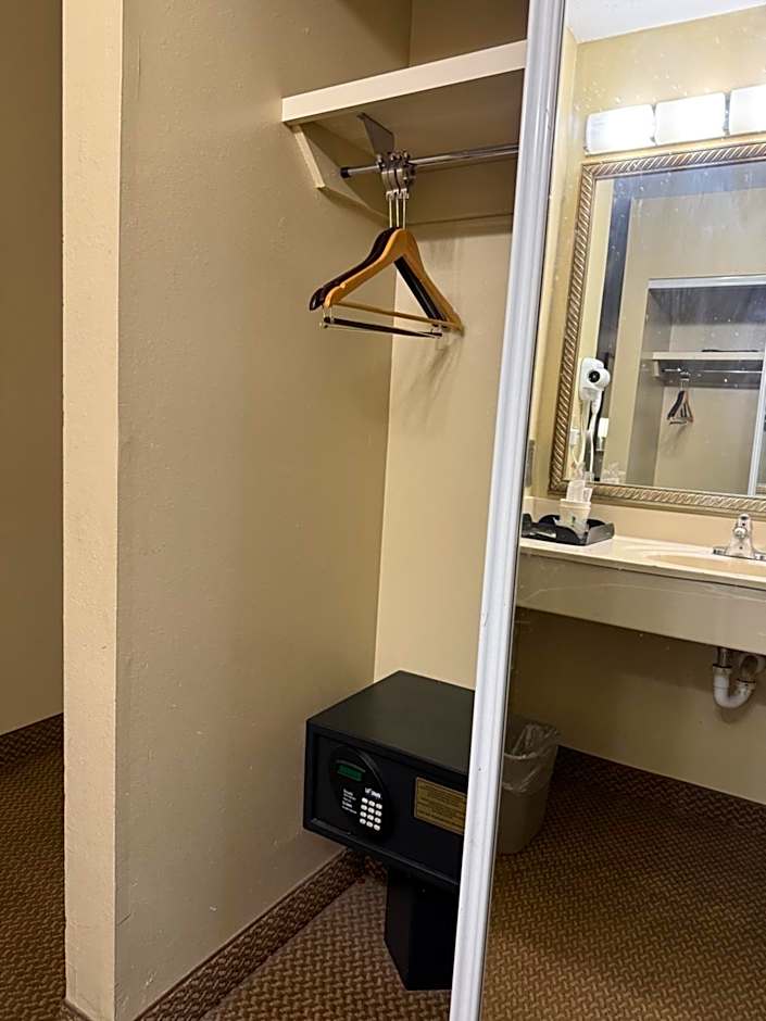 Days Inn by Wyndham St. Louis/Westport MO