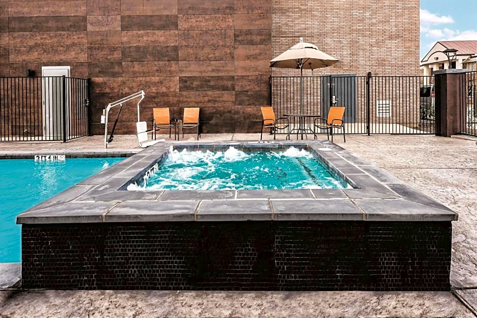 La Quinta Inn & Suites by Wyndham Dallas Grand Prairie North