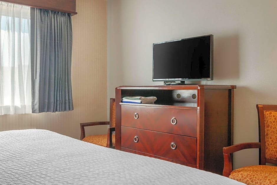 Clarion Hotel & Suites