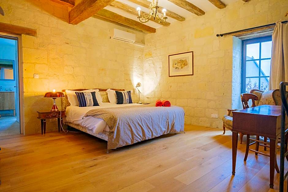 Le Chateau de Candes, sa Tour et ses Suites.