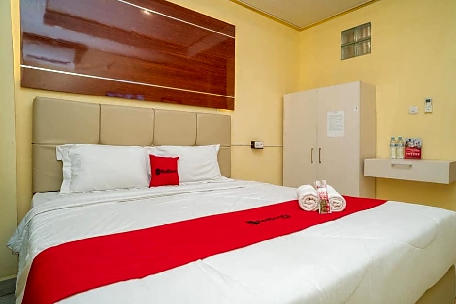 RedDoorz Plus Syariah near Pasar Turi