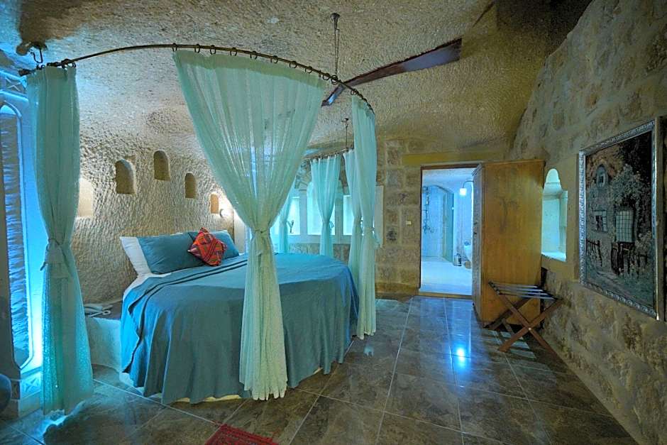 Holiday Cave Hotel