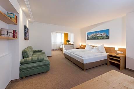 Family Room (2 Adults + 2 Children)