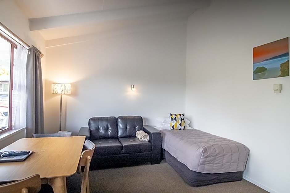 Colonial Lodge Motel