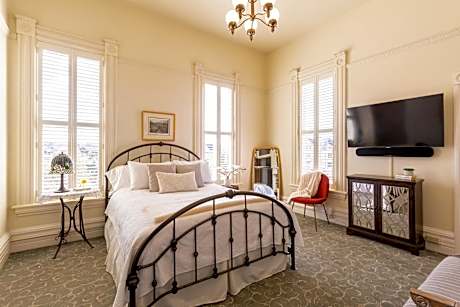 Queen Room with Shared Bathroom