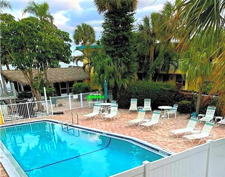 Searenity, Waterside studio in the heart of Treasure Island, walk to beach