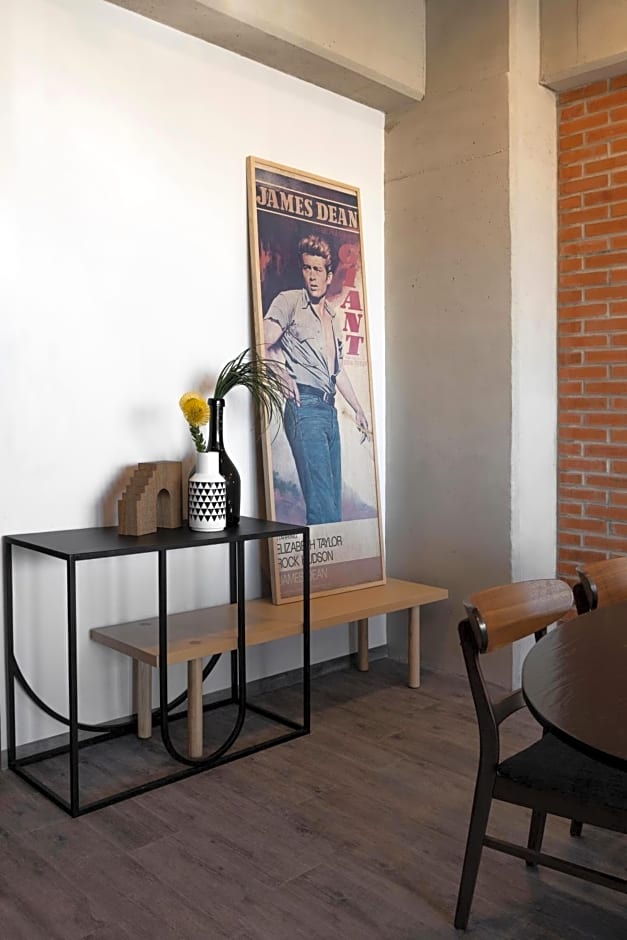 Loft In The Heart Of Americana, Have An Artsy Stay