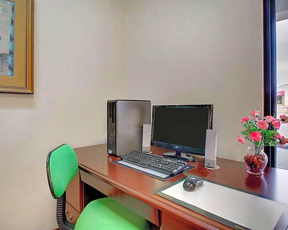 Quality Inn & Suites Clinton - Jackson West