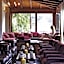 Country Club Hotel & Suites