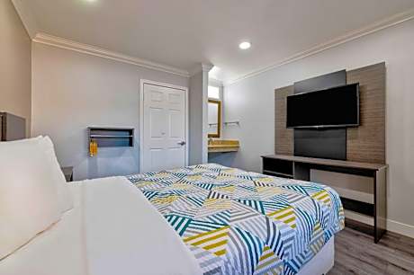 Queen Room - Disability Access - Non-Smoking