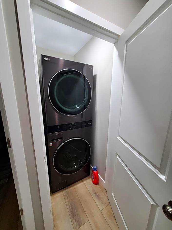 Private Entrance 2 Bed 1 Bath