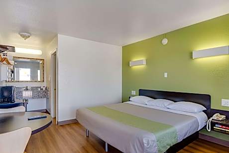 1 KING BED | MOBILITY ACCESS RI SHWR NSMK