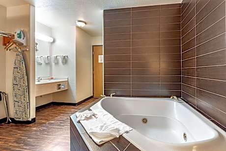 1 King Bed, Suite, Nonsmoking