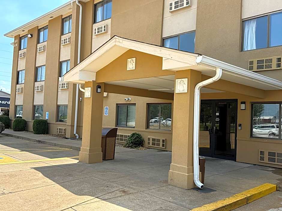 Super 8 by Wyndham Evansville East