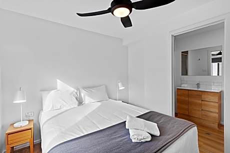 Superior Riverside 1 Bedroom Cabin - Sleeps 2