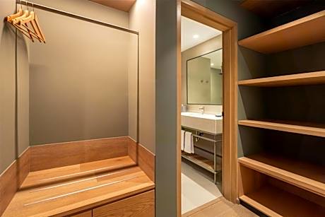 King Room with Roll-In Shower - Mobility Access