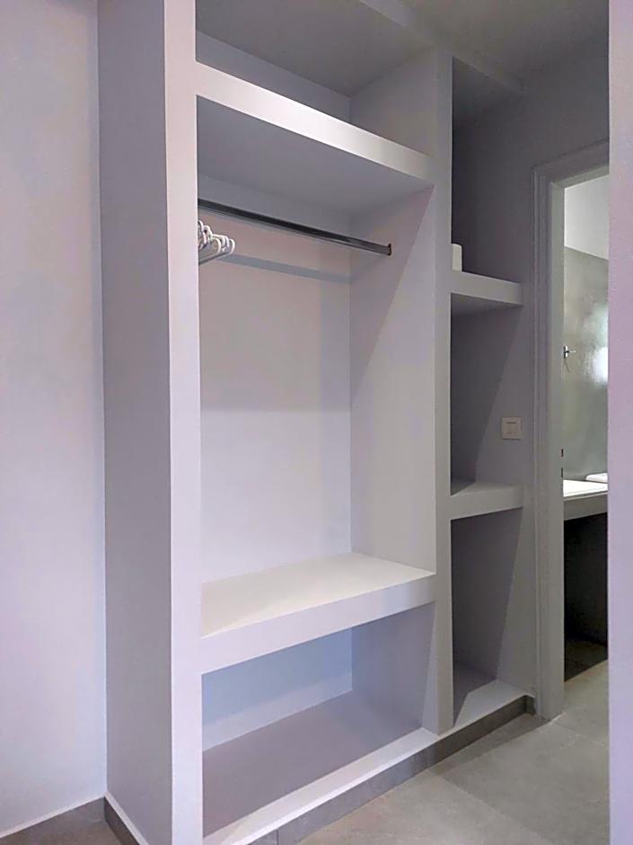 Mary's Studios & Apartment