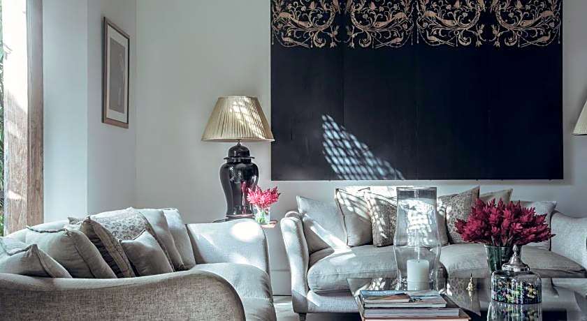 Taru Villas Rampart Street 