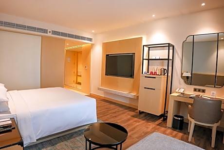 Deluxe King, Guest Room, 1 King Bed - INR 1000 F&B Credit, 1+1 on Selected Beverages (Happy Hours 17:00 -19:00 Hrs)