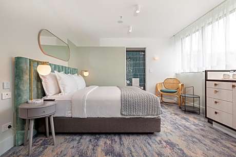 Deluxe King Room with Bath