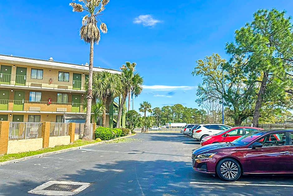 OYO Hotel Mobile, AL I-65 at Airport Blvd