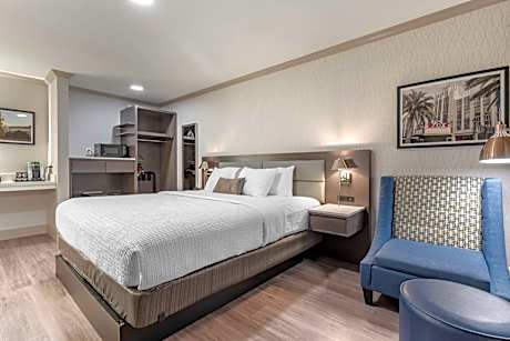 Accessible - 1 King Mobility Accessible Bathtub Microwave And Refrigerator Wi-Fi Keurig Coffee Make
