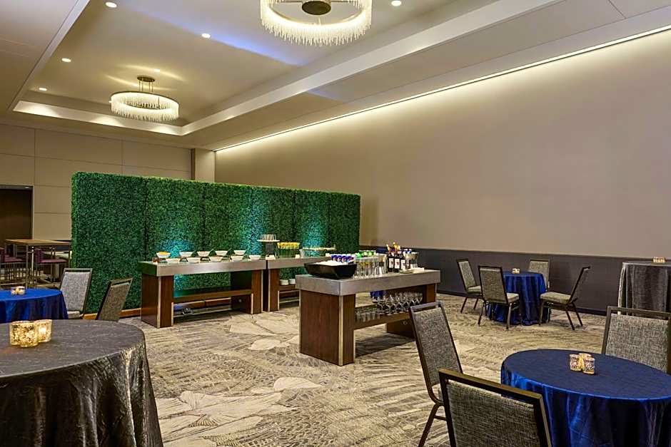 Renaissance by Marriott Schaumburg Convention Center Hotel