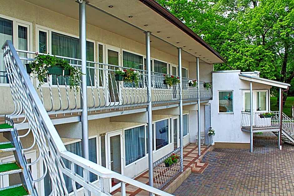 NB hotel with free parking