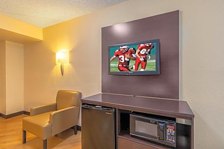 Premium King Room Disability Access Smoke Free (Upgraded Bedding & Snack)