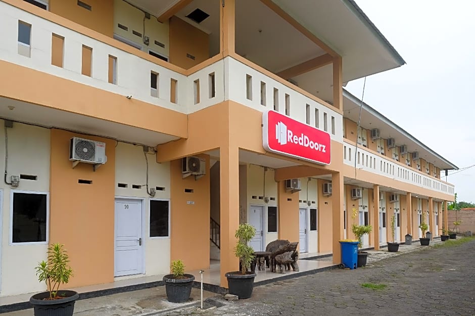 RedDoorz @ Putri Syariah Brebes