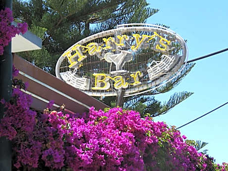 Harrys bar & apartments