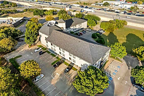 Days Inn & Suites by Wyndham DeSoto