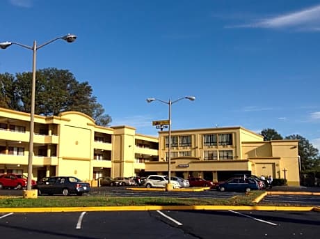 DIAMOND INN & SUITES